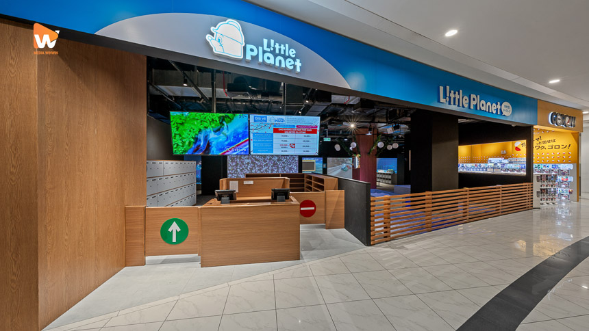 Chụp ảnh không gian cửa hàng Little Planet tại quầy lễ tân và màn hình giới thiệu
